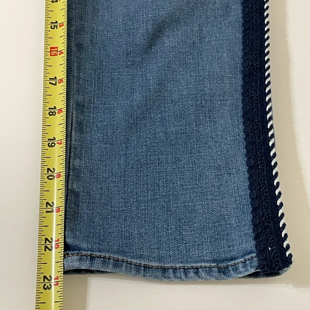 CHICO’S Girlfriend So Slimming Cropped Jean Braided Side Trim Light Wash Size 6